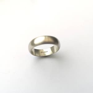 Gorgeous man&#39;s wedding ring.