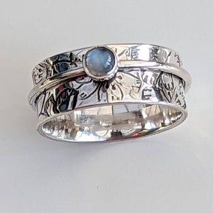 Blume gestempelt Ring mit einem Blau Mondstein Spinner