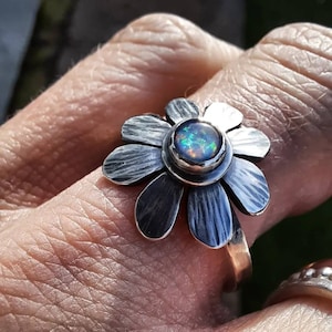 Silber Blume und Opal Doublet Ring