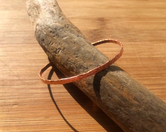 Brut et naturel : Bracelet manchette empilable en cuivre martelé à la main - Bijoux en cuivre forgés à la main