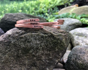 Flüstern der Liebe: Zauberhaftes Set aus drei personalisierten Armbändern - Ein wertvolles Geschenk für Sie!