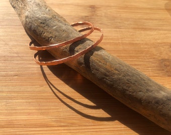 Élégance rustique : ensemble de deux bracelets empilables en cuivre naturel brut, faits à la main et forgés à la main pour les amateurs de bijoux en cuivre