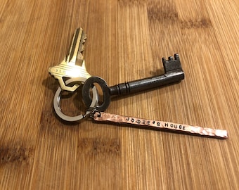 Porte-clés personnalisé : étiquette en cuivre martelé avec clé antique - cadeau de Noël unique