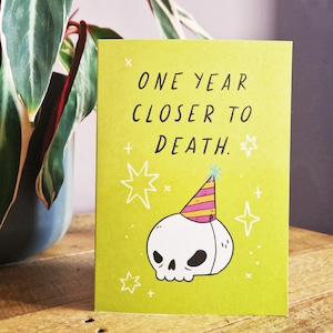 Grappige verjaardagskaart One Year Closer to DEATH | Alternatieve donkere humor schattige schedel in feestmuts kaart met bruine kraft envelop