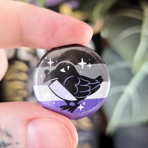 Asexual PRIDE Crow Button Badge 25mm | Cute Goth Alternative Pin Badge | LGBTQ+ Pride Queer Alternative Pin Badge Raven Corvid | Ace Aro