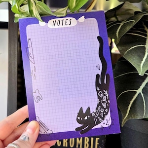 Bloc de notas A6 con lista de tareas de gato morado / Alternativa a un tatuaje espeluznante y tierno / 50 páginas / 120 g/m² / Bloc de notas de Halloween con ilustraciones de gatos negros góticos y emo