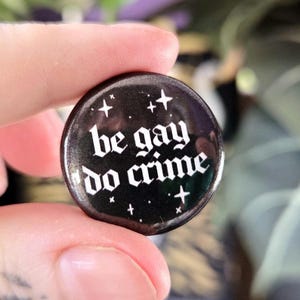 Badge Be GAY Do CRIME 25 mm | Insigne alternatif mignon de goth | Insigne alternatif drôle LGBTQ+ Fierté queer