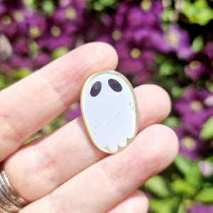 Cute Ghost Pin Badge | Spooky Metal Enamel Eco Witch | Ghost Ghoul Goth Emo Scene | Kawaii Pin for Tote Bag Backpack Jacket