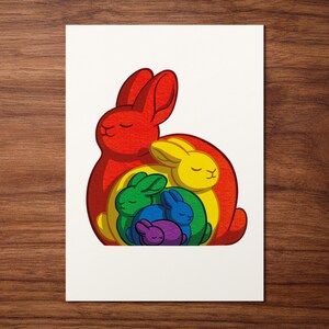 carte postale "Famille de lapins arc-en-ciel" | Jolie carte LGBTQ+ A6 animal sur papier recyclé - Cadeau de fierté drôle et doux pour les amateurs de lapins et de lapins