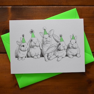 Grußkarte "Geburtstagstisch" | Kaninchen & Partyhüte – Handillustrierte A6 Karte mit Umschlag in Neon Grün, Süße Tierkarte für Geburtstag