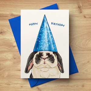 Grußkarte "Hoppy Birthday" DIN A6 – Süße Hasenkarte mit Partyhut & blauem Umschlag – witzige Illustration auf Recyclingpapier