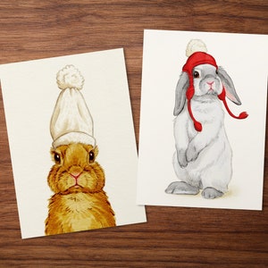 Postkarte Kaninchen mit Wintermützen | DIN A6 Illustration auf Recyclingpapier, nachhaltig & süß | Winterkarte handgezeichnet