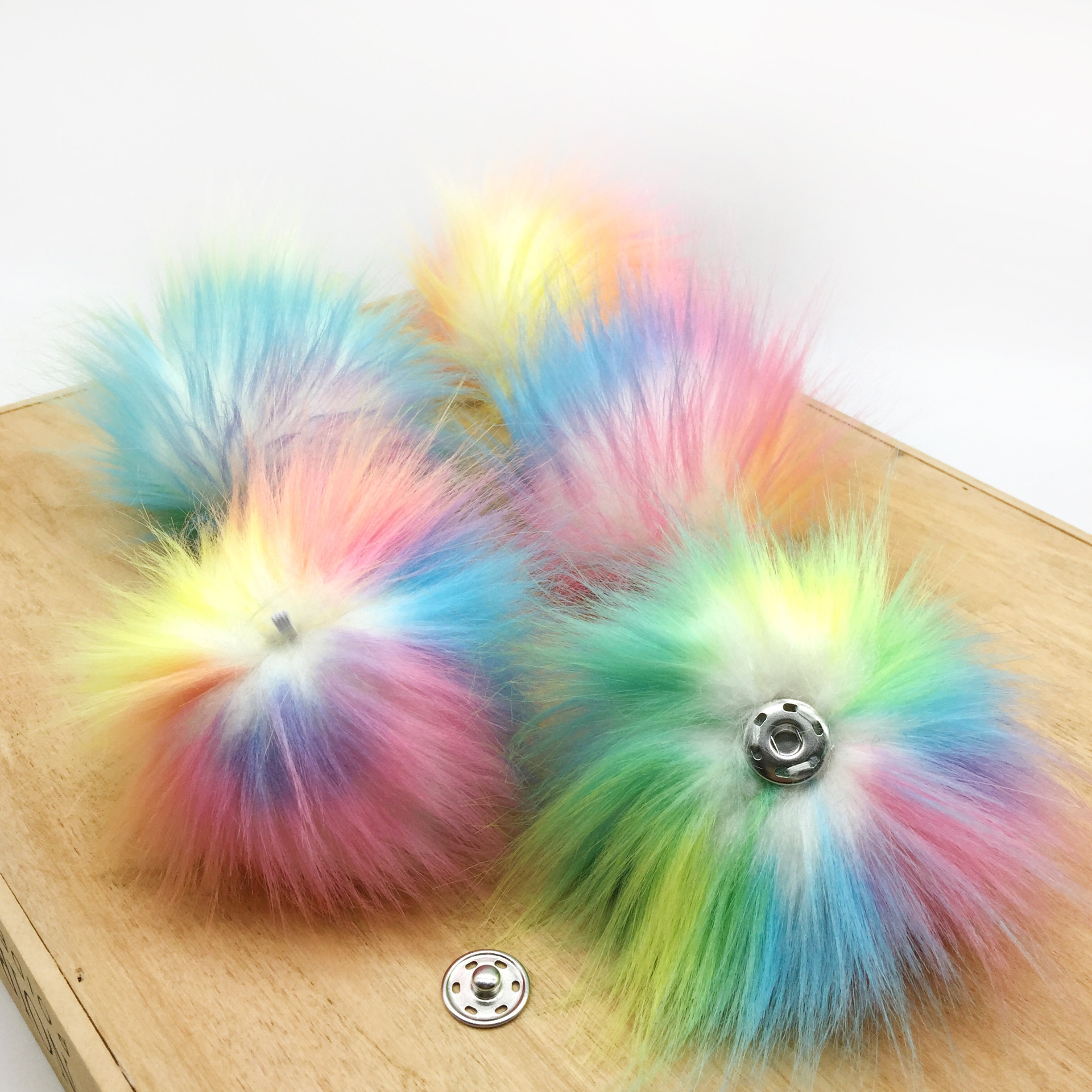 6 Pieces Rainbow Colors Faux Fur Pom Poms, Snap Button Fluffy Vegan Fur  Ball, Detachable Faux Fur Pompoms , Beanie Hat Toque DIY Pompoms 