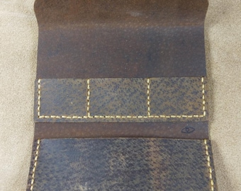 Pochette en cuir marron silex cousue main : petit portefeuille à outils
