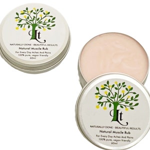 Peut inclure: Deux boîtes en argent de baume musculaire naturel avec un arbre vert et des citrons jaunes sur l'étiquette. L'étiquette indique "Naturally Done - Beautiful Results" et "Natural Muscle Rub". Le texte indique également "For Every Day Aches And Pains", "100% pure, vegan friendly", et "60ml".