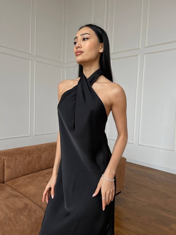 Vestido midi de seda negra con cuello cruzado vestido de seda con