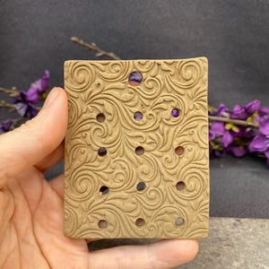Plato rectangular de arcilla cruda hecho a mano para montar orquídeas