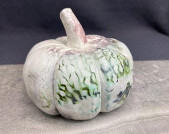 Sculpture de citrouille en poterie cuite à la main