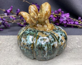 Sculpture faite main de citrouille en poterie verte mouchetée