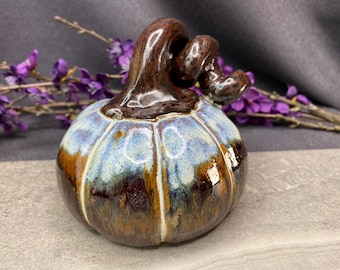 Sculpture de citrouille en poterie brune givrée faite à la main