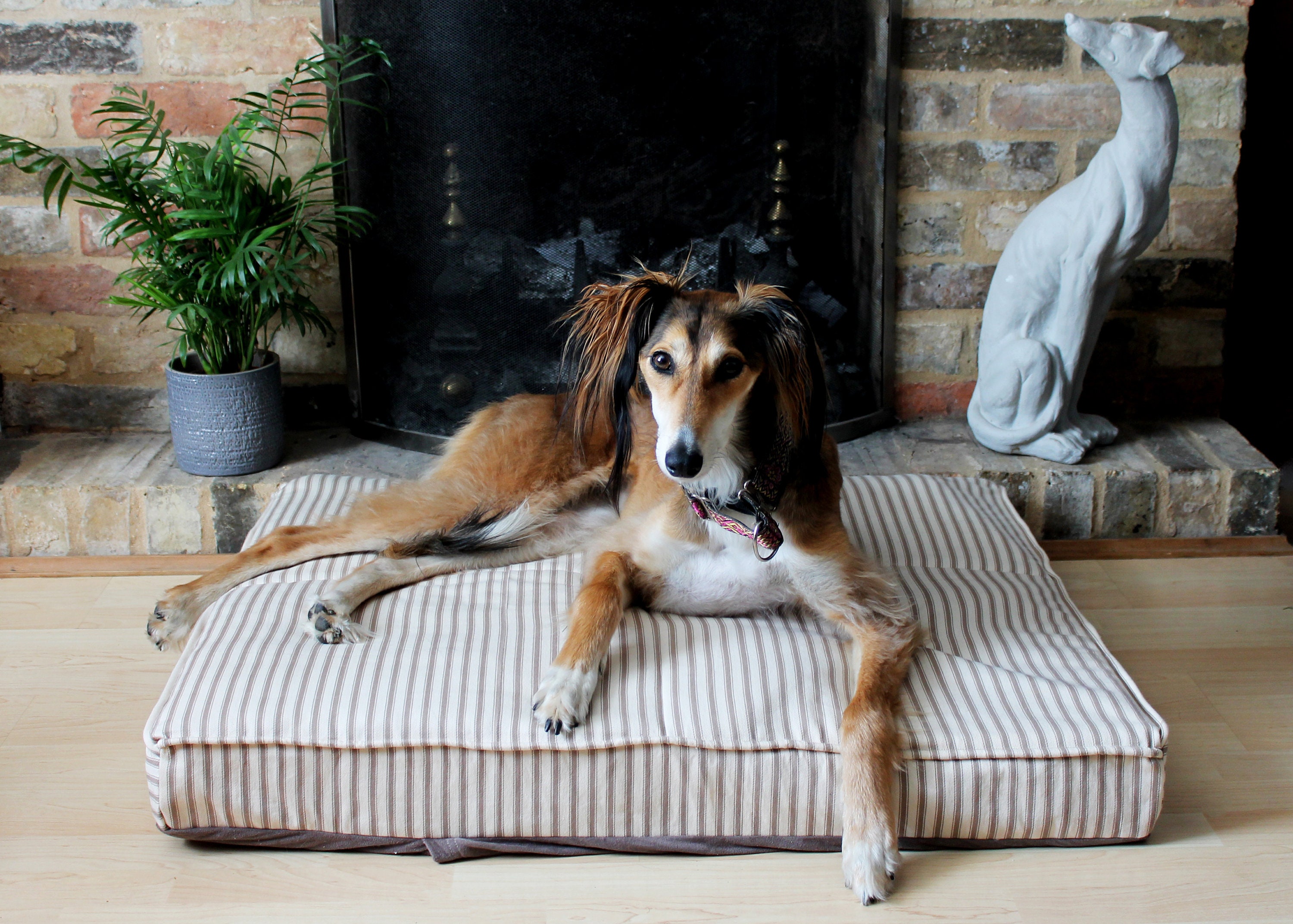 Le Lit Pour Animaux de Compagnie Hardwick de Style Matelas - Lit Chien Luxe Fait à La Main Rayé