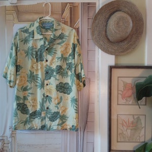 Bermuda Bay Men&#39;s Shirt; &#39;LIKE-NEW&#39;; 100% SILK; &quot;Artistic & Colorful Graphics&quot;; Size: Large