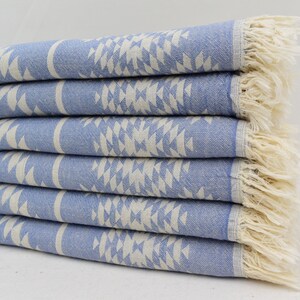 Peut inclure: Une pile de six serviettes turques &agrave; motifs bleus et blancs avec des bords frang&eacute;s.