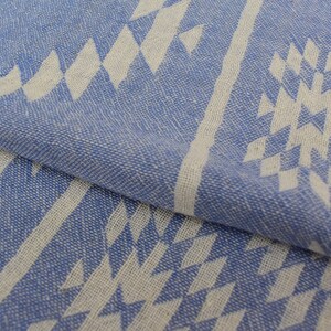Peut inclure: Un gros plan sur un tissu bleu et blanc &agrave; motifs g&eacute;om&eacute;triques. Le tissu est tiss&eacute; et a une surface textur&eacute;e.