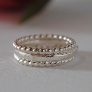 Conjunto de anillos de apilamiento de plata de tres, anillo de apilamiento de plata martillada, anillo de cuerda de plata, anillo de cuentas de plata, regalo de joyería para mujeres imagen 2