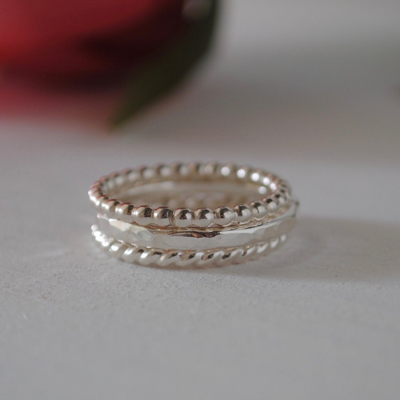 Conjunto de anillos de apilamiento de plata de tres, anillo de apilamiento de plata martillada, anillo de cuerda de plata, anillo de cuentas de plata, regalo de joyería para mujeres imagen 2