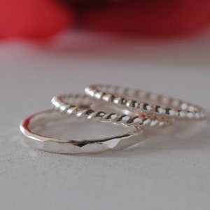 Conjunto de anillos de apilamiento de plata de tres, anillo de apilamiento de plata martillada, anillo de cuerda de plata, anillo de cuentas de plata, regalo de joyería para mujeres imagen 1