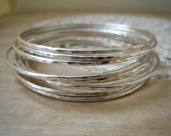 Conjunto de pulseiras XXS de prata esterlina martelada: pulseiras finas e empilháveis
