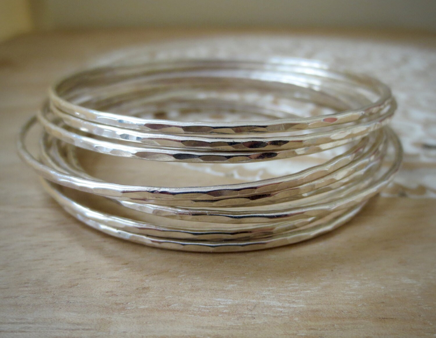 Conjunto de pulseiras de prata esterlina martelada: pulseiras finas e empilháveis