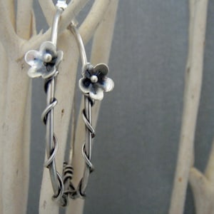 Pendientes grandes de aro con flores de plata de ley, hechos a mano, con un toque floral botánico bohemio.