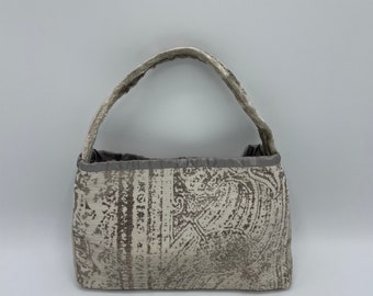 Sac à main Mini sac à main Velours crème Design métallique en velours argenté à soufflet à fond plat
