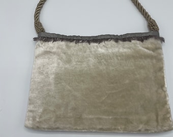Sac à main en velours Argent/nacre Lanière en satin torsadé avec franges Taille moyenne épaule/main