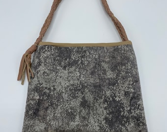 Mini sac à main en acier velours patiné argenté métallisé camel avec poignée en cuir tressé avec pampilles