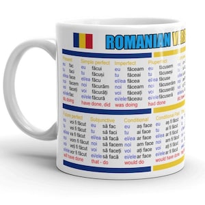 Puede incluir: Una taza de cerámica blanca con asa presenta una tabla colorida de conjugaciones de verbos rumanos. La tabla incluye el verbo "a face" (hacer) en varios tiempos, incluyendo presente, pretérito perfecto simple, imperfecto, pluscuamperfecto, futuro perfecto, subjuntivo, condicional y condicional perfecto. La tabla está dividida en columnas con encabezados en inglés y rumano.