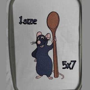 Puede incluir: Dise&ntilde;o bordado de una rata de dibujos animados sosteniendo una cuchara de madera. La rata es azul y tiene la nariz rosa. El texto "1 size" y "5x7" tambi&eacute;n est&aacute; bordado en la tela blanca.