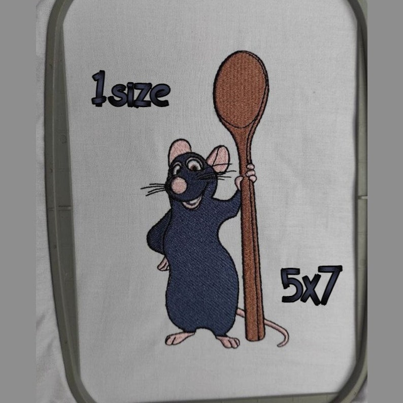 Puede incluir: Dise&ntilde;o bordado de una rata de dibujos animados sosteniendo una cuchara de madera. La rata es azul y tiene la nariz rosa. El texto "1 size" y "5x7" tambi&eacute;n est&aacute; bordado en la tela blanca.