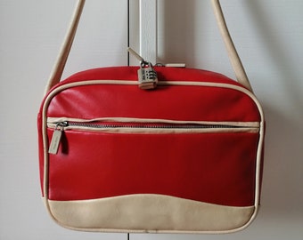 Bolso Miu Miu, bolso de hombro de los 90, Miu Miu by Prada, bolso de piel roja, bolso deportivo, icónico bolso Prada, estilo italiano, bolso de mano beige, bolso Prada