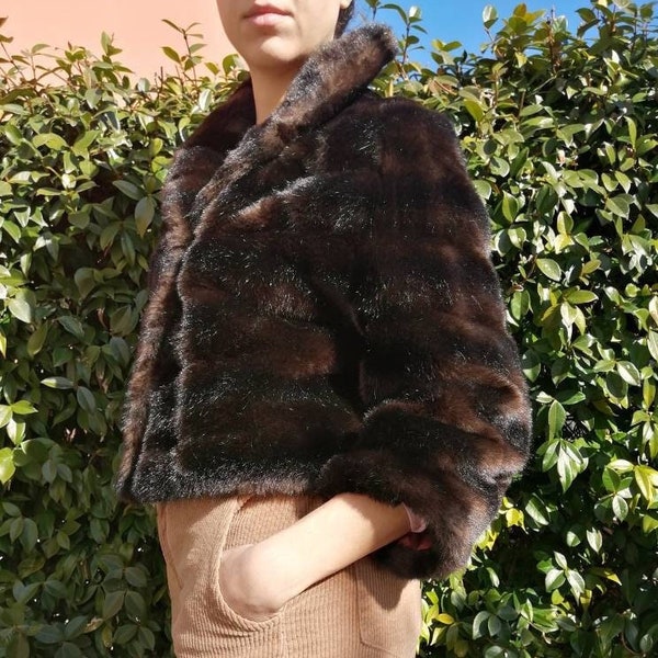 Manteau en fausse fourrure, manteau marron vintage, veste courte, fourrure brune, cape de fourrure des années 90, boléro en fourrure courte, chocolat brun, manteau doux, manches longues, hiver