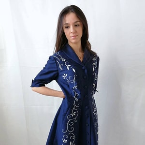 Vestido azul vintage de los años 60, vestido vintage bordado, vestido azul oscuro y blanco, vestido romántico, shantung de seda, vestido de fiesta de té, verano, talla M