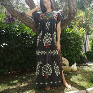 Vestido Huipil, vestido bordado vintage, vestido húngaro, boho kaftan, camponês húngaro, vestido de verão, algodão preto, estampa floral, tamanho M