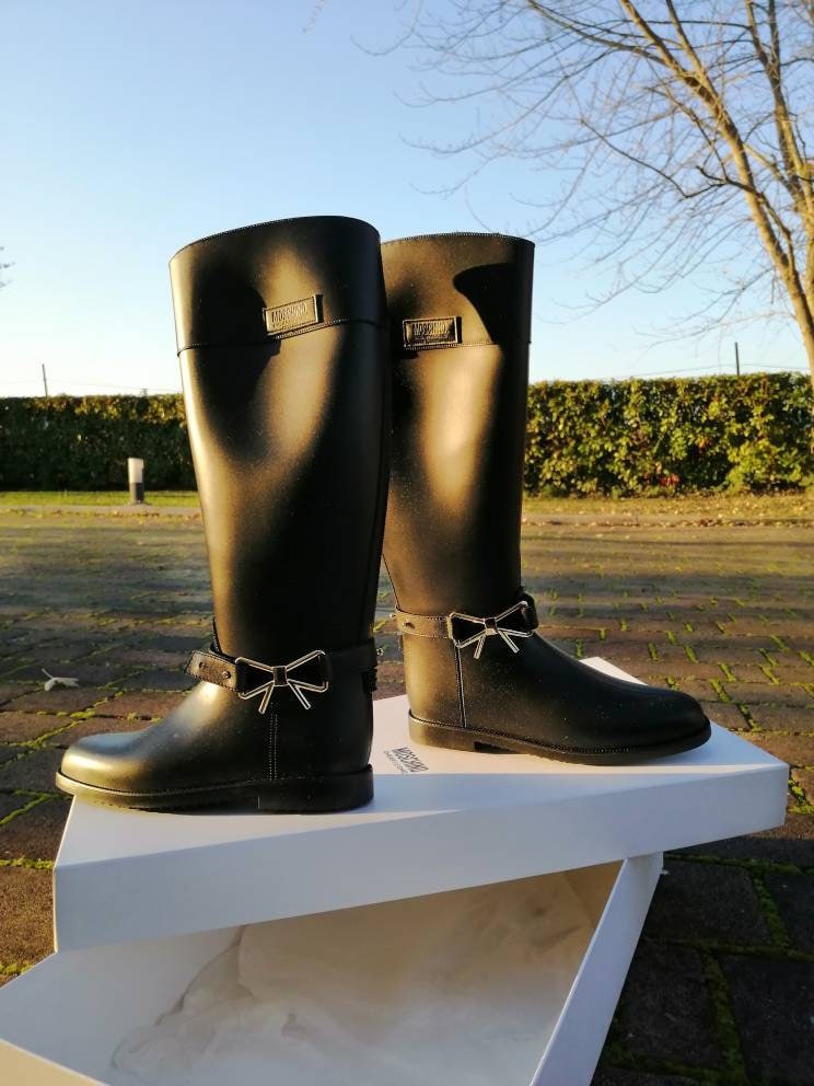 VIP【関税送料無料】希少 MOSCHINO BLACK RUBBER GUMMY BOOTS Rubber rain boots in black - Moschino Kids | Mytheresa