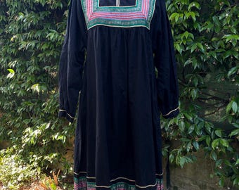 Indisches Baumwollgaze-Kleid, indisches Baumwollgaze-Kleid aus den 70er Jahren, Vintage-Baumwollgaze-Kleid, indisches Baumwoll-Phool-Kleid, schwarzes Kaftan-Kleid