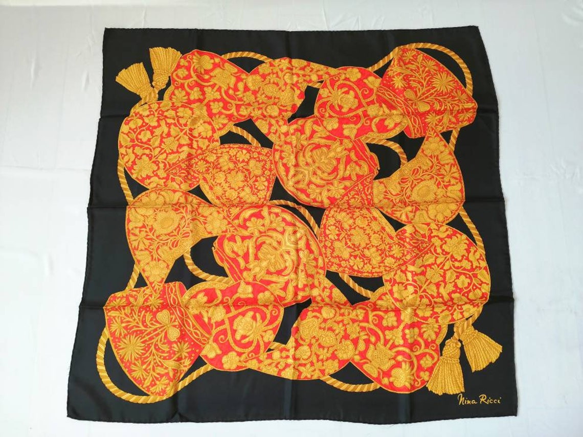 Foulard En Soie Nina Ricci Vintage - Bords Vert Militaire, Fond Beige - 87x88 Cm - Occasion Parfait état