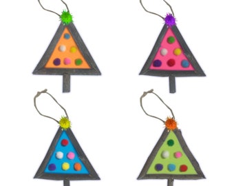 Può includere: Quattro decorazioni per l'albero di Natale con cornici grigie, pompon colorati e un anello per appenderle. Gli alberi hanno sfondi arancioni, rosa, blu e verdi, ognuno con pompon di diversi colori. Ogni albero è sormontato da un pompon colorato.