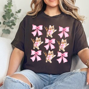 Kokette Kätzchen und Bögen Kokette Katzenliebhaber-Hemd Weiches Mädchen-Hemd Kätzchen-T-Shirt Kokette Ästhetik Weiches Kätzchen-Rosa-Bögen Coquette Tee