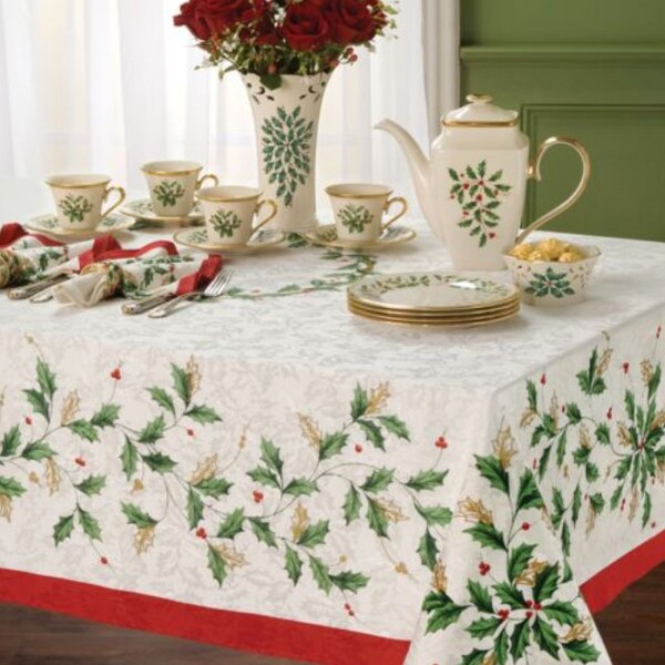 Lenox Christmas Holiday Holly Tablecloth 70" Round